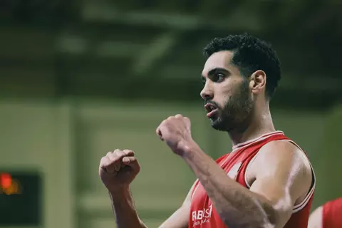 "الرحلة مستمرة".. تجديد عقد إيهاب أمين لاعب سلة الأهلي